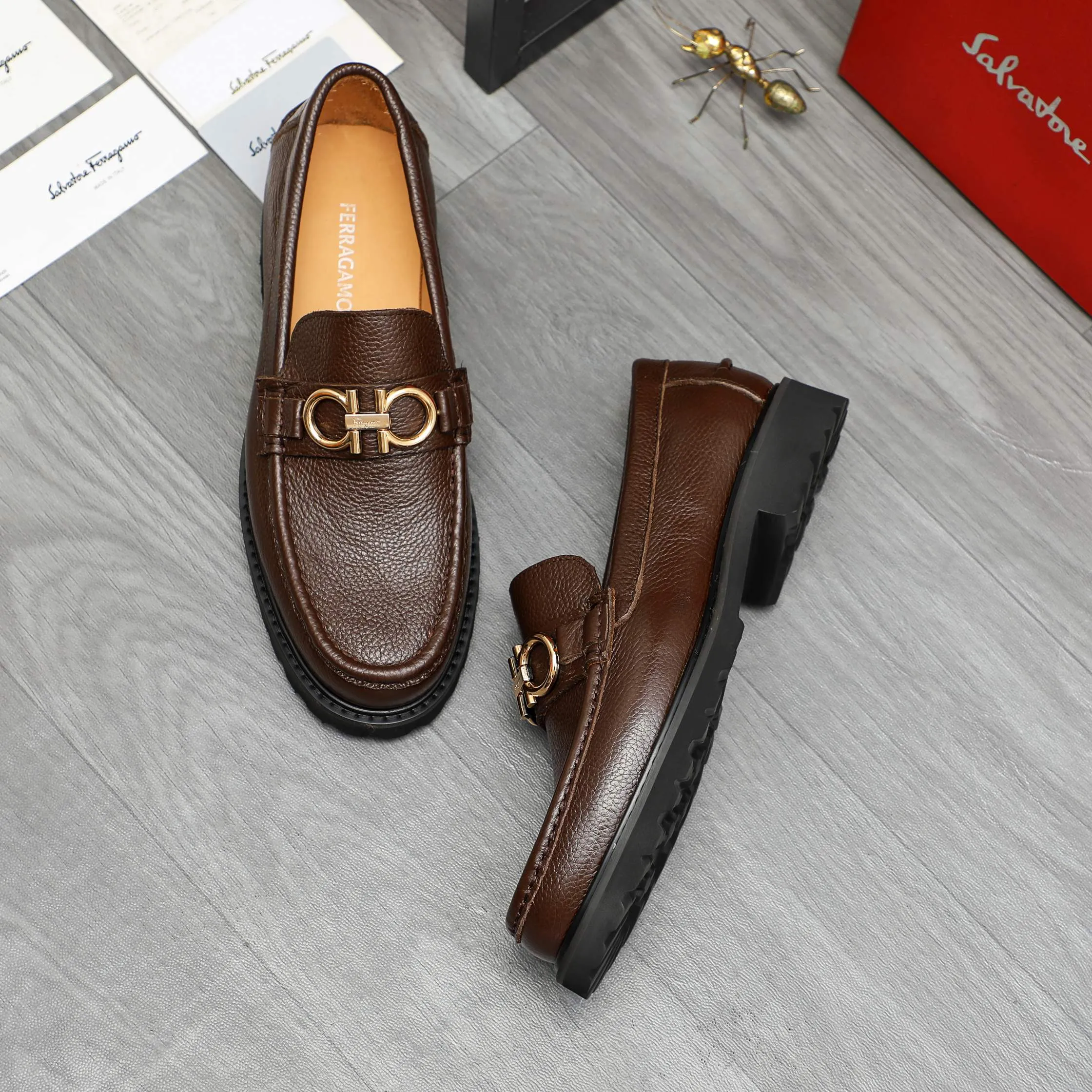 Men's shoes 💰442 Product trademark: Ferragamo "Ferragamo" business formal leather shoes Regular size: 38-46 (45.46 is custom-made and non-returnable) Product materials: Selected small pebbled cowhide upper, cowhide lining, non-slip rubber outsole